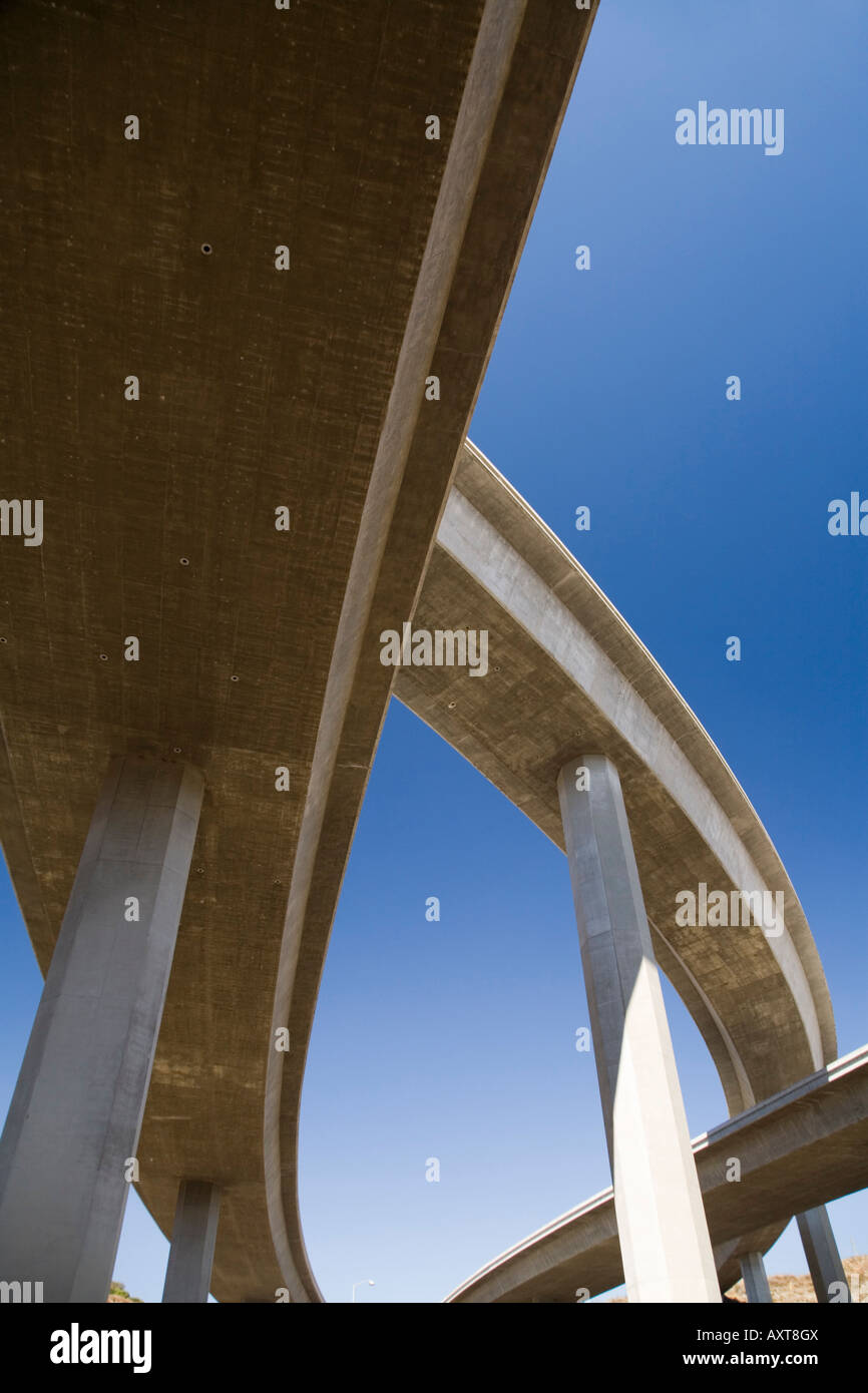 Drammatica vista di un complesso Interscambio superstrada a nord di Los Angeles dove la superstrada 14 incontra la Interstate 5 Foto Stock