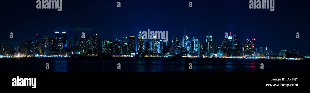 New York Panorama - Skyline di Manhattan di notte in blu Foto Stock