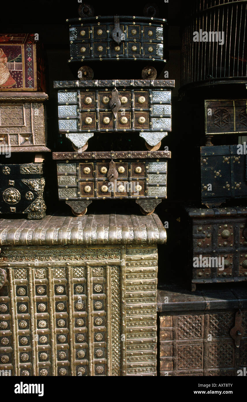 Artigianato India Delhi Sunder Nagar cassapanche in legno nel negozio di antiquariato Foto Stock