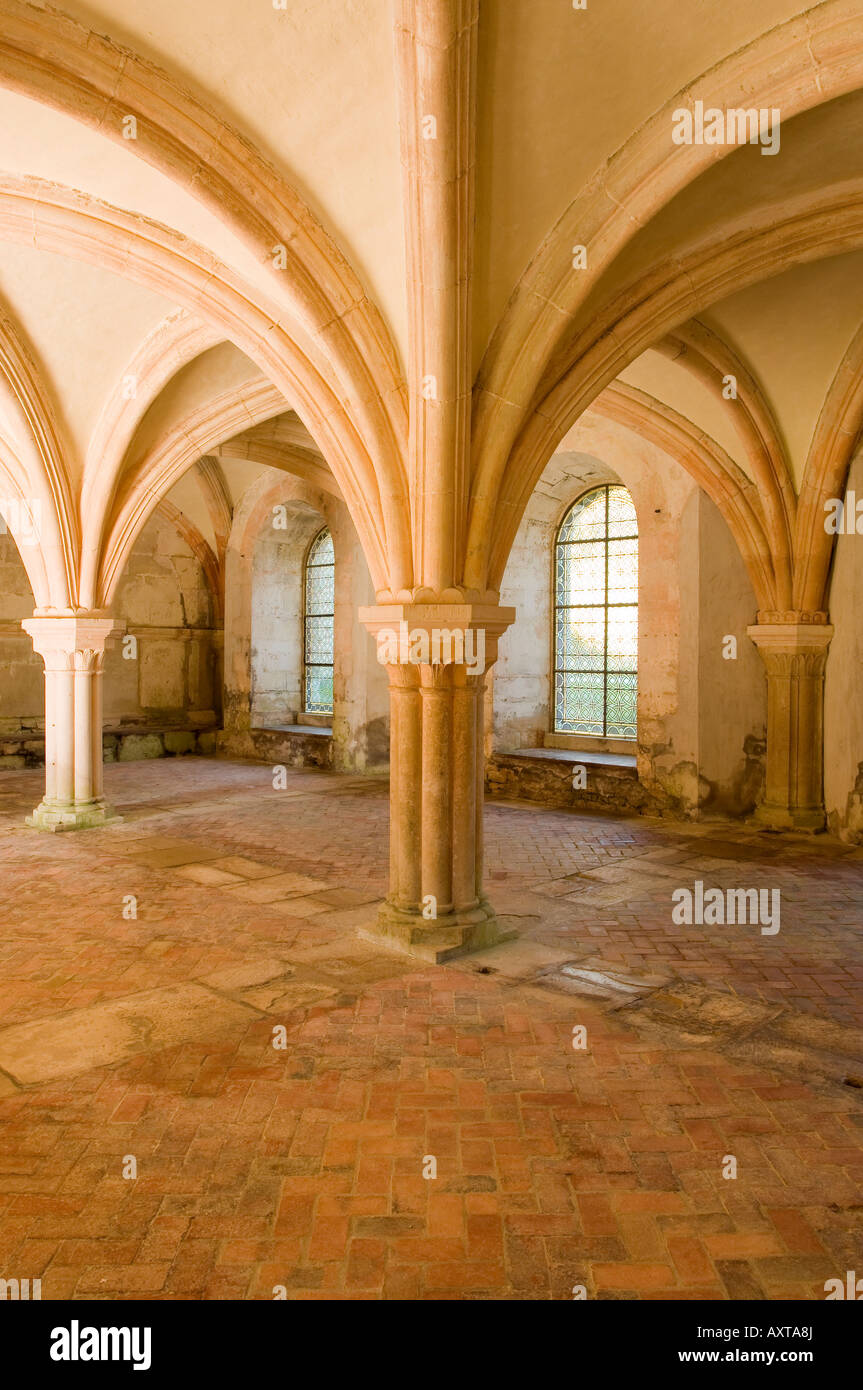 Una delle stanze dell'abbazia cistercense di Fontenay, elencati all'interno del patrimonio mondiale Unesco Foto Stock