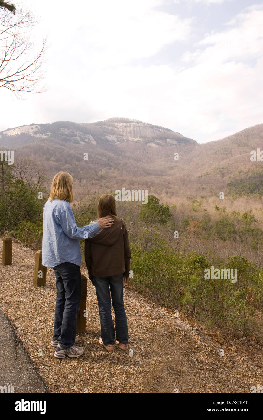 La donna caucasica (30-35) e Bambina vista Table Rock in montagna Upstate South Carolina USA Foto Stock