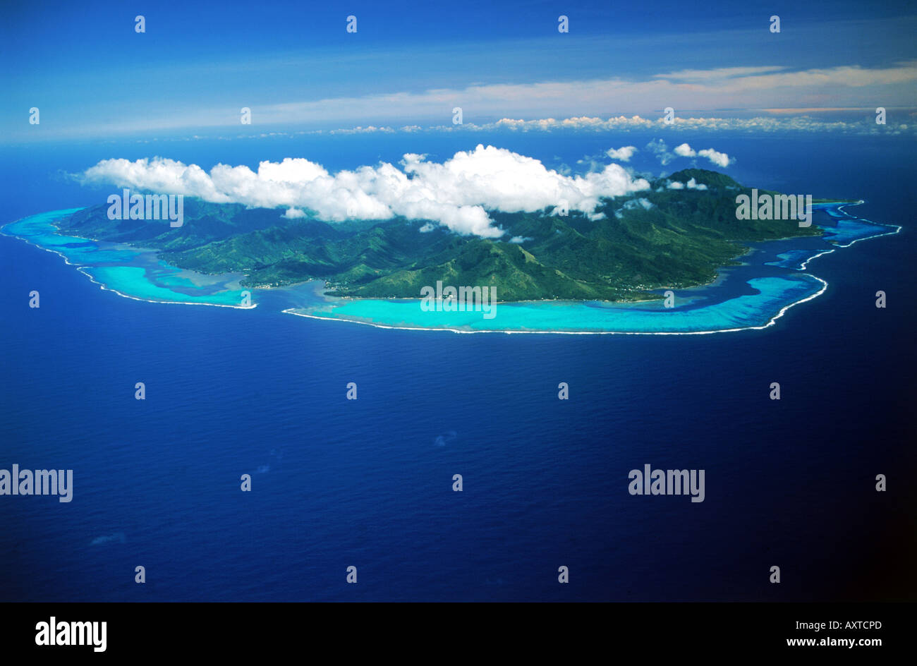 Vista aerea dell'Isola di Moorea in Polinesia francese nuotare tra i cieli blu e blu del Pacifico del Sud Foto Stock