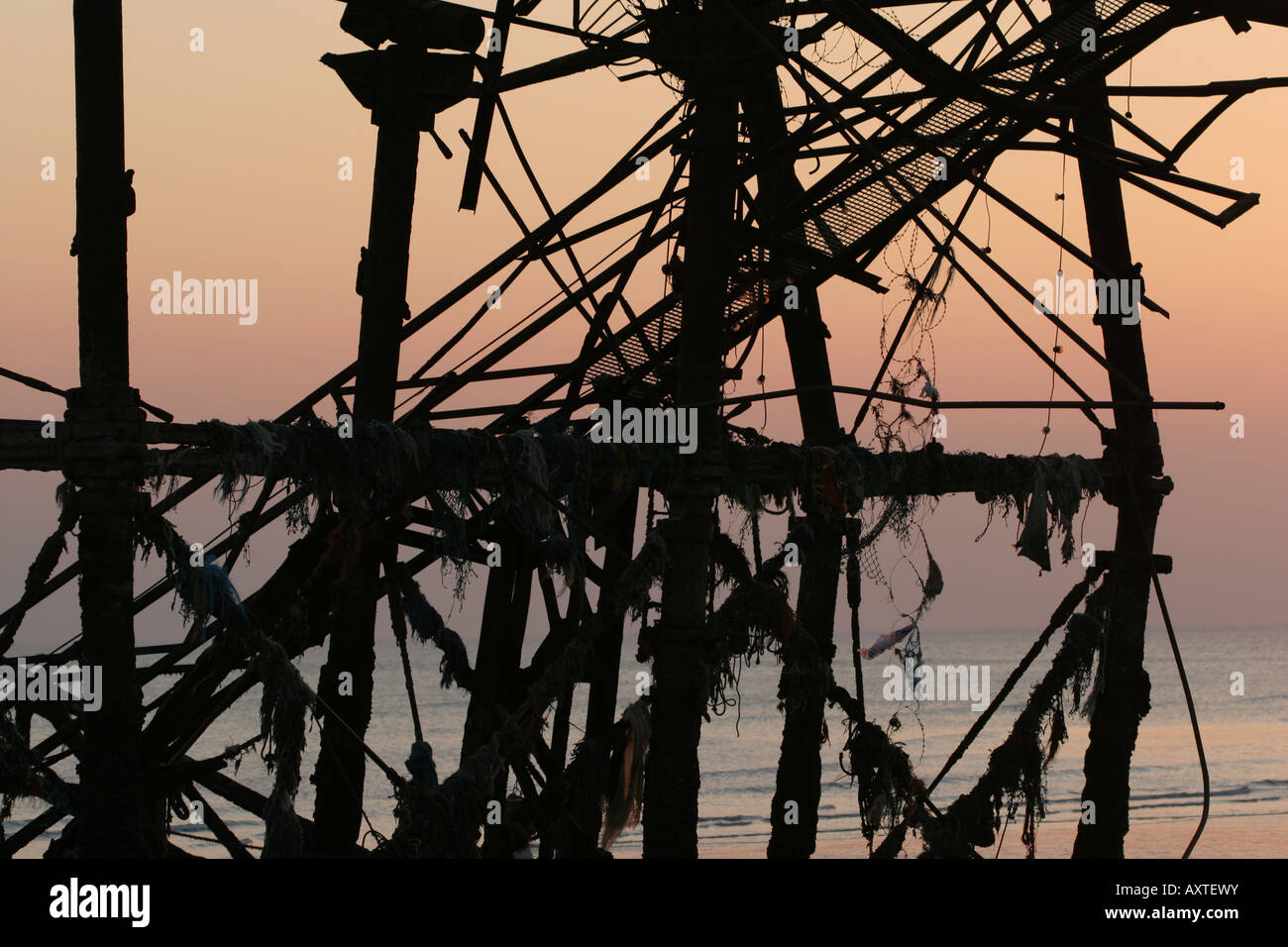 Il profilarsi rovine di Brighton il Molo Ovest del Sussex, Inghilterra al tramonto Foto Stock