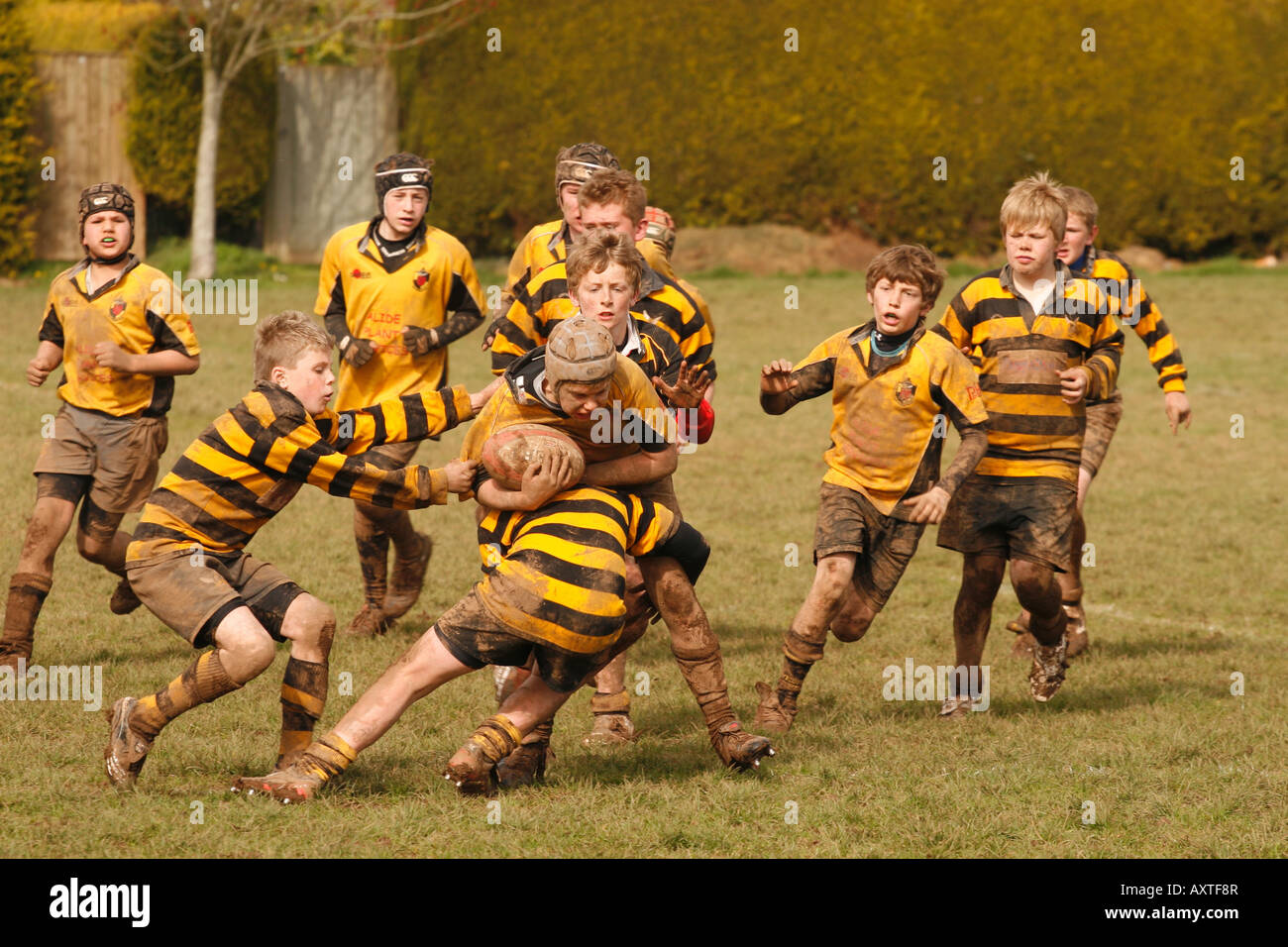 Scuola Junior partita di rugby al di sotto dei 12 giocatori di affrontare nel team locale gioco in Somerset Inghilterra solo uso editoriale Foto Stock