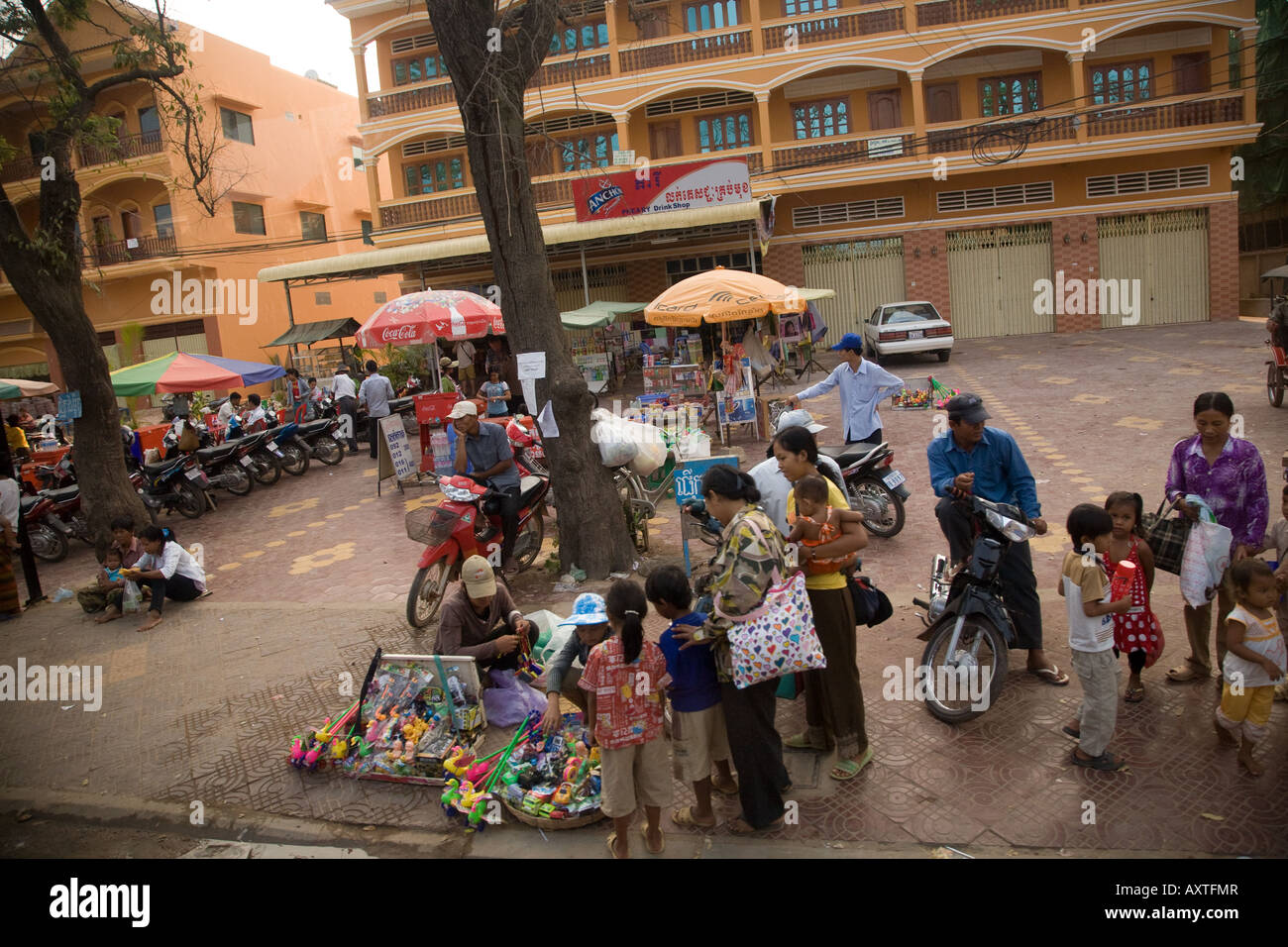 La gente del luogo acquista presso un Cambogiano strada del mercato Foto Stock