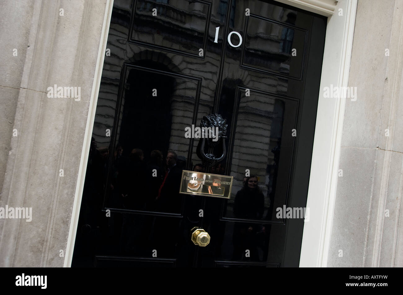 La celebre porta alla residenza e ufficio del Primo ministro britannico a Downing St vicino alla Casa del Parlamento Foto Stock