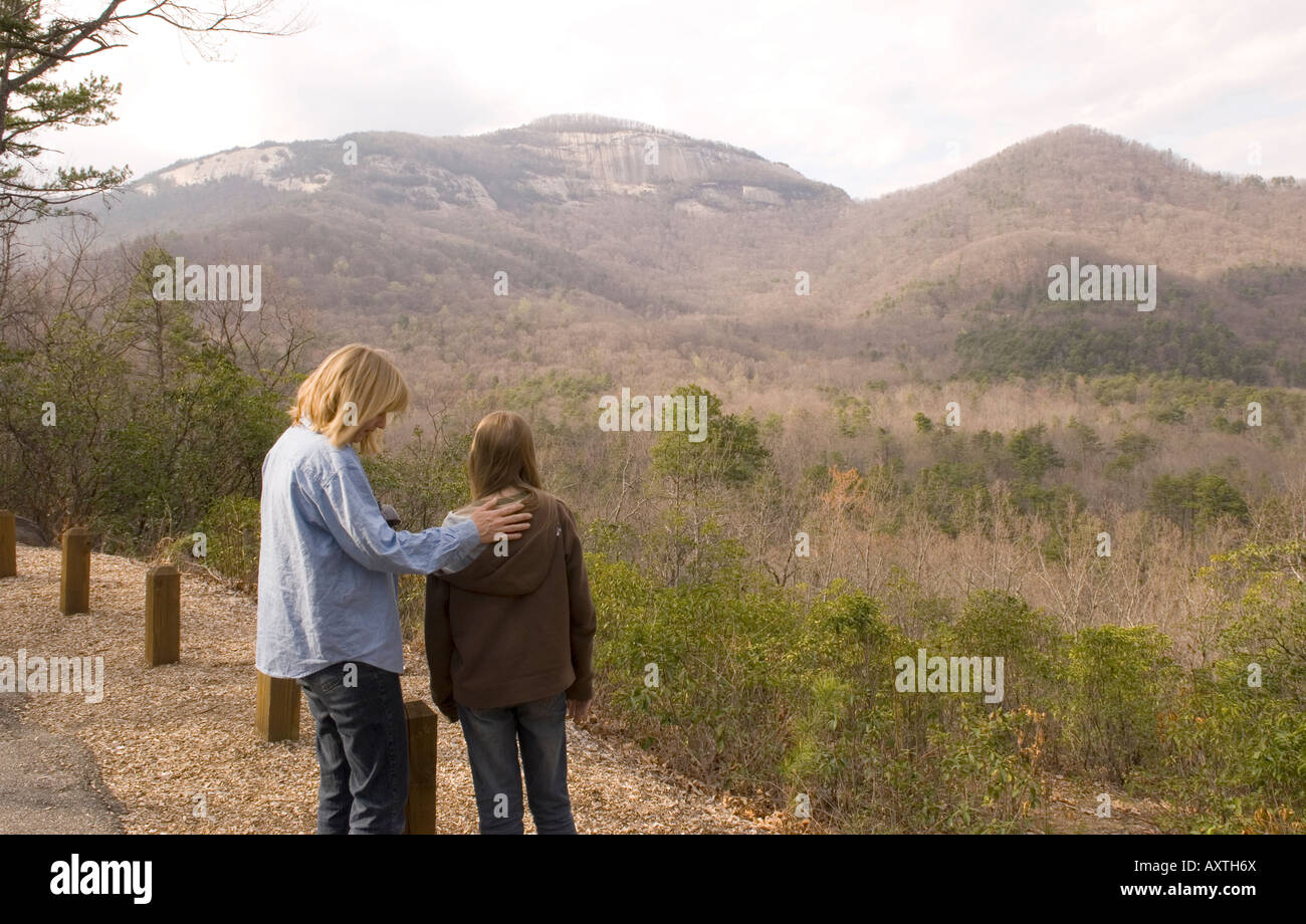 La donna caucasica (30-35) e Bambina vista Table Rock in montagna Upstate South Carolina USA Foto Stock