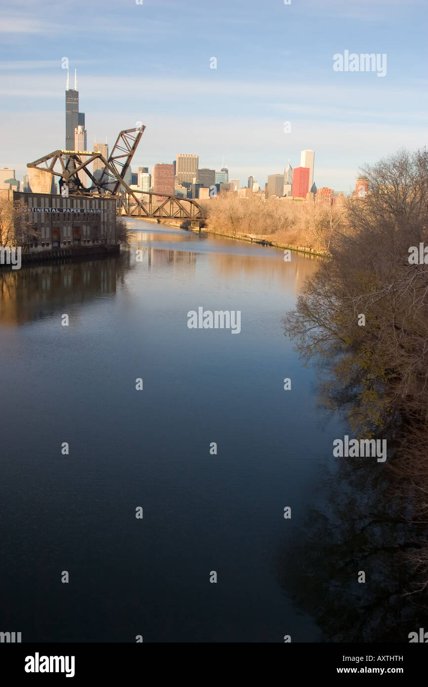 Il Chicago River scorre a sud della città di Chicago in una fredda giornata invernale con lo skyline di distanza. Foto Stock