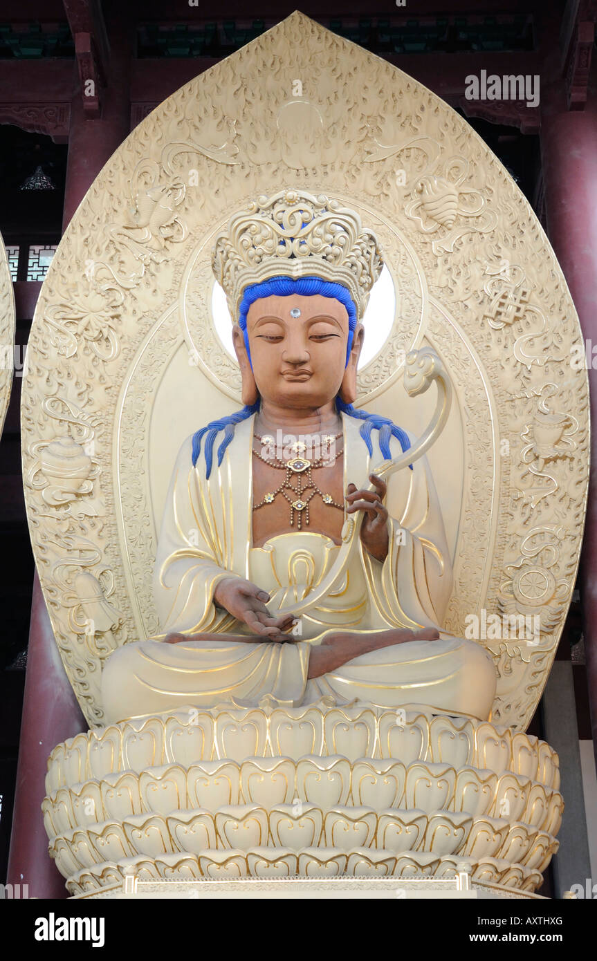 Avatamsaka Hall che ospita le statue dei tre saggi del Sutra Avatamsaka. Questo è (credo) Samantabhadra. Foto Stock