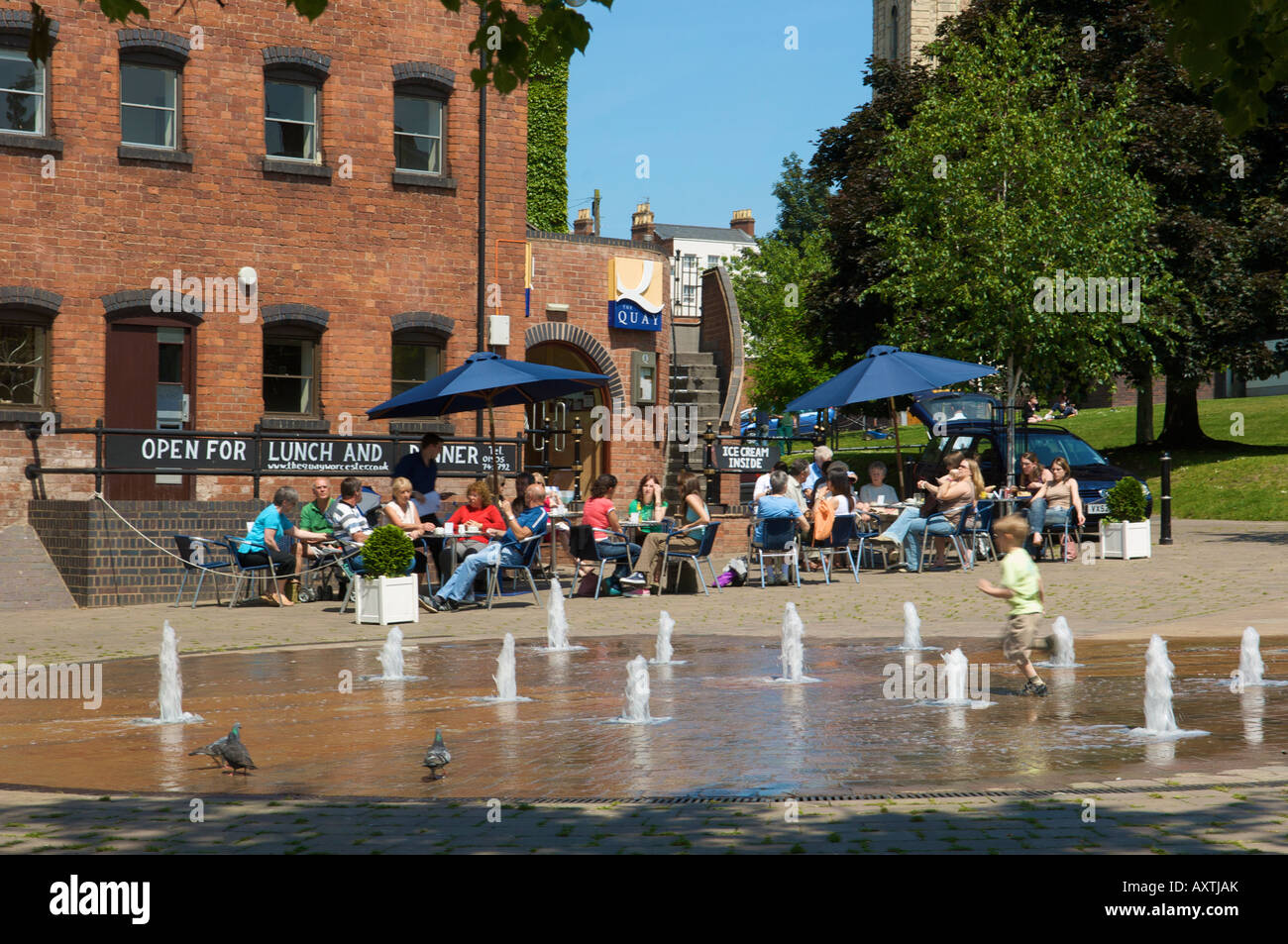 Cenare all'aperto presso il ristorante Brown a Worcester Inghilterra Foto Stock