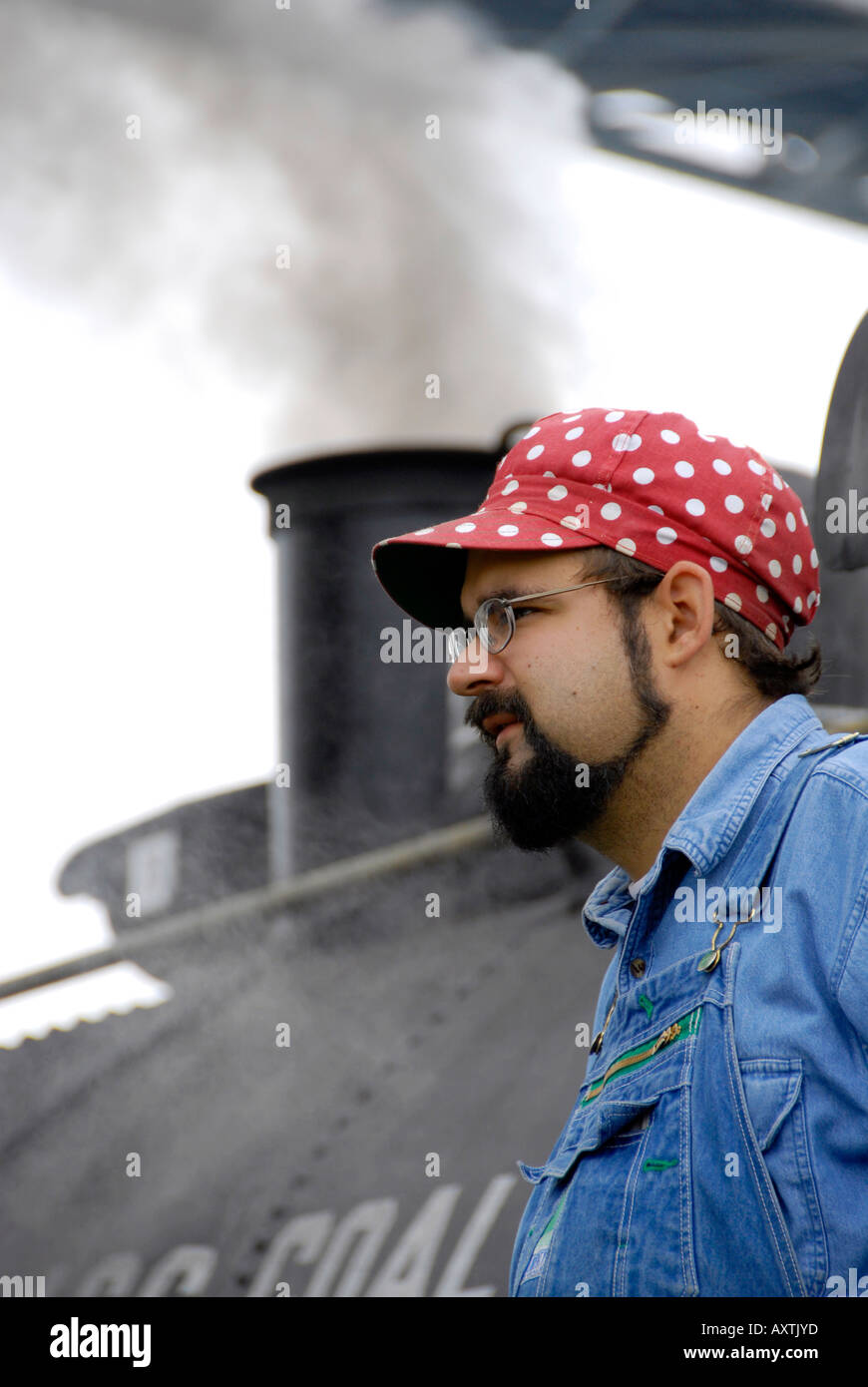 Storico treno a vapore locomotiva engineer ritratto con il rosso e bianco pocodot hat Foto Stock
