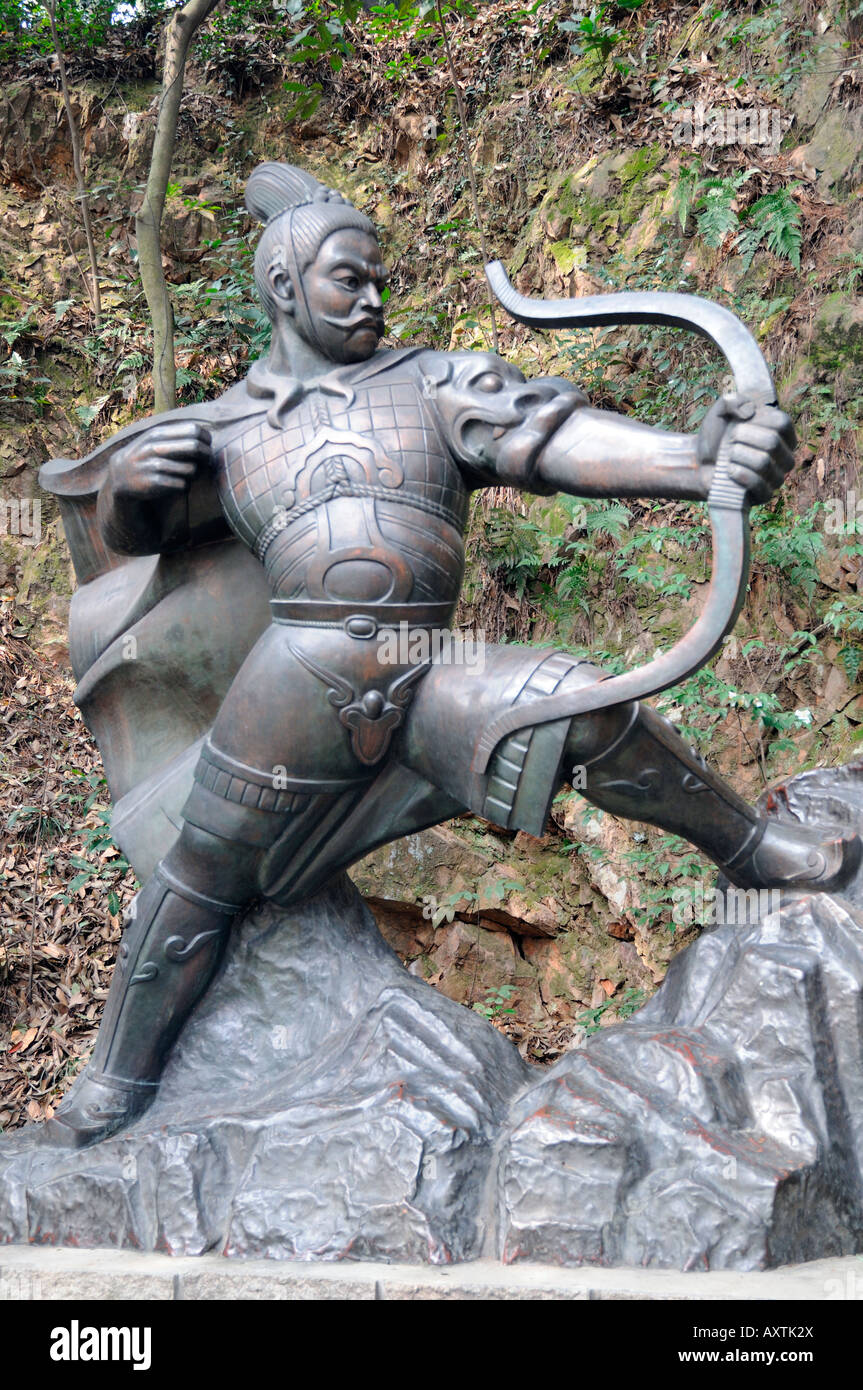 Statua di re Qian riprese la marea a la Pagoda Liuhe, Hangzhou, Cina. Foto Stock