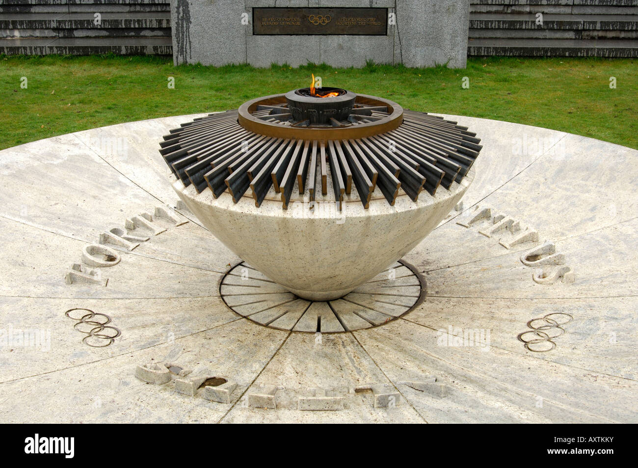Il fuoco olimpico presso il Museo Olimpico iscrizione nel retro legge Il fuoco olimpico illumina il mondo losanna svizzera Foto Stock