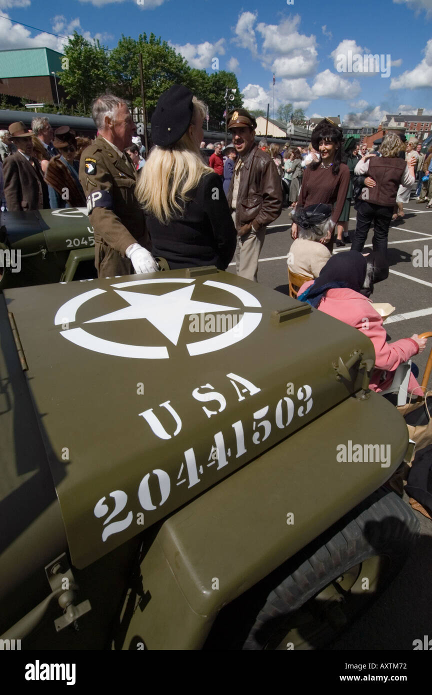 1940 re-enactors e veicoli in corrispondenza di un VE Day celebrazione Foto Stock