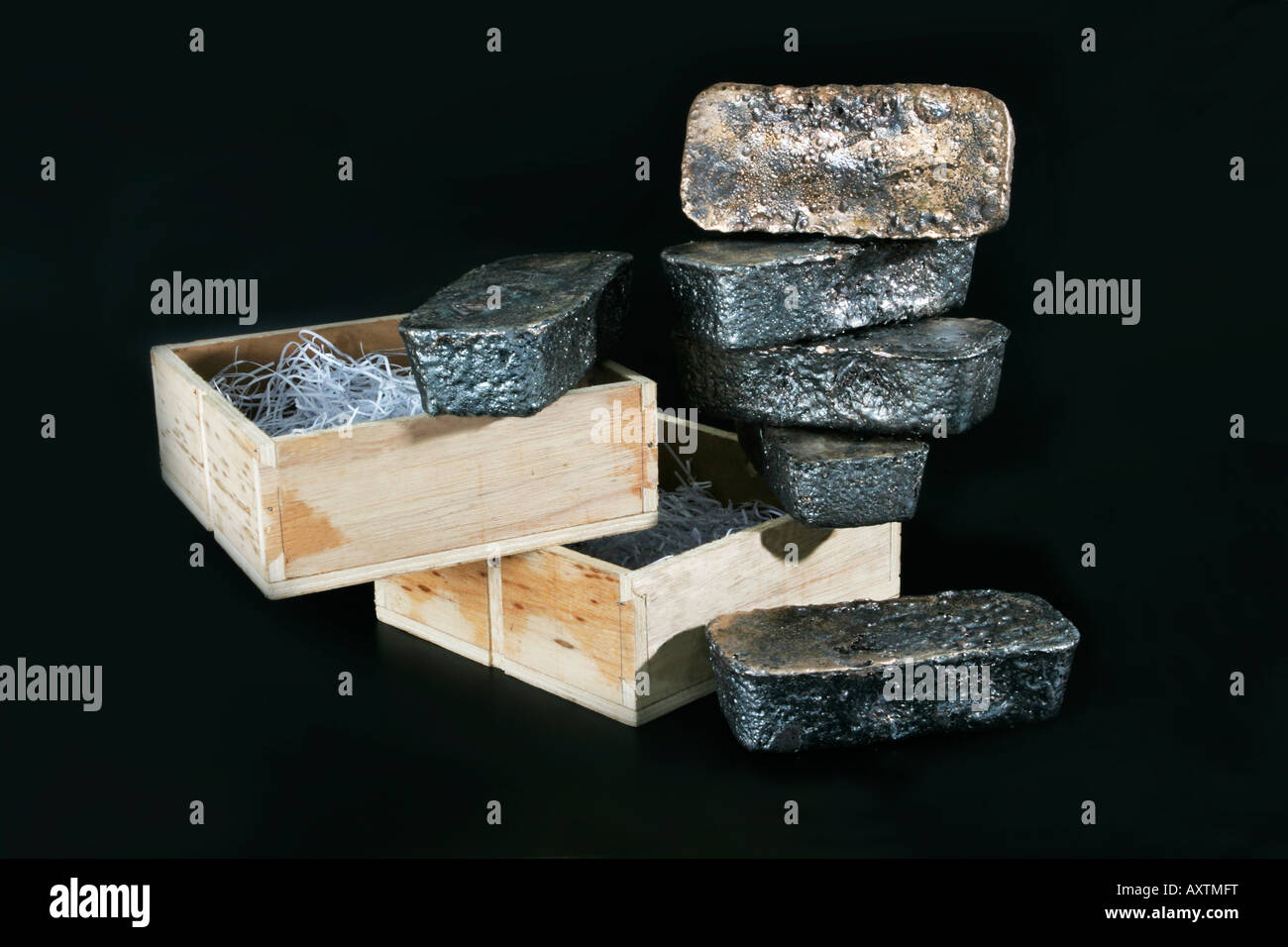 Sei barre di oro o lingotti in stato grezzo dopo la prima primaria versare prima di stampaggio con un contrassegno di identificazione e raffinazione Foto Stock