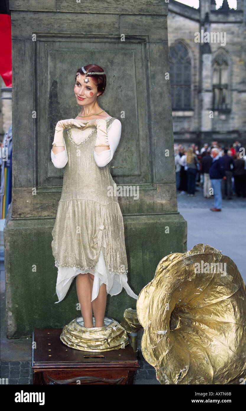 Street interprete o esecutore o Busker al Festival Fringe, Edinbugh, Scotland, Regno Unito. Figurine con music box e il grammofono Foto Stock