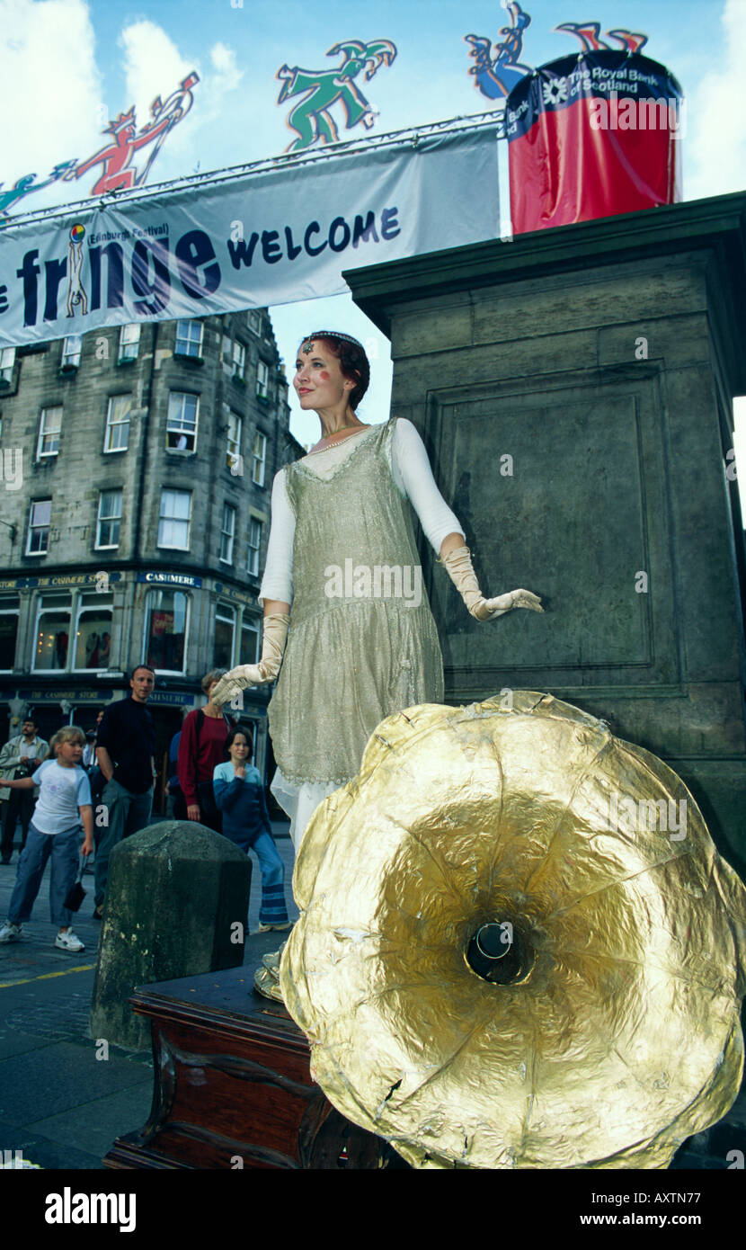 Street interprete o esecutore o Busker al Festival Fringe, Edinbugh, Scotland, Regno Unito. Figurine con music box e il grammofono Foto Stock