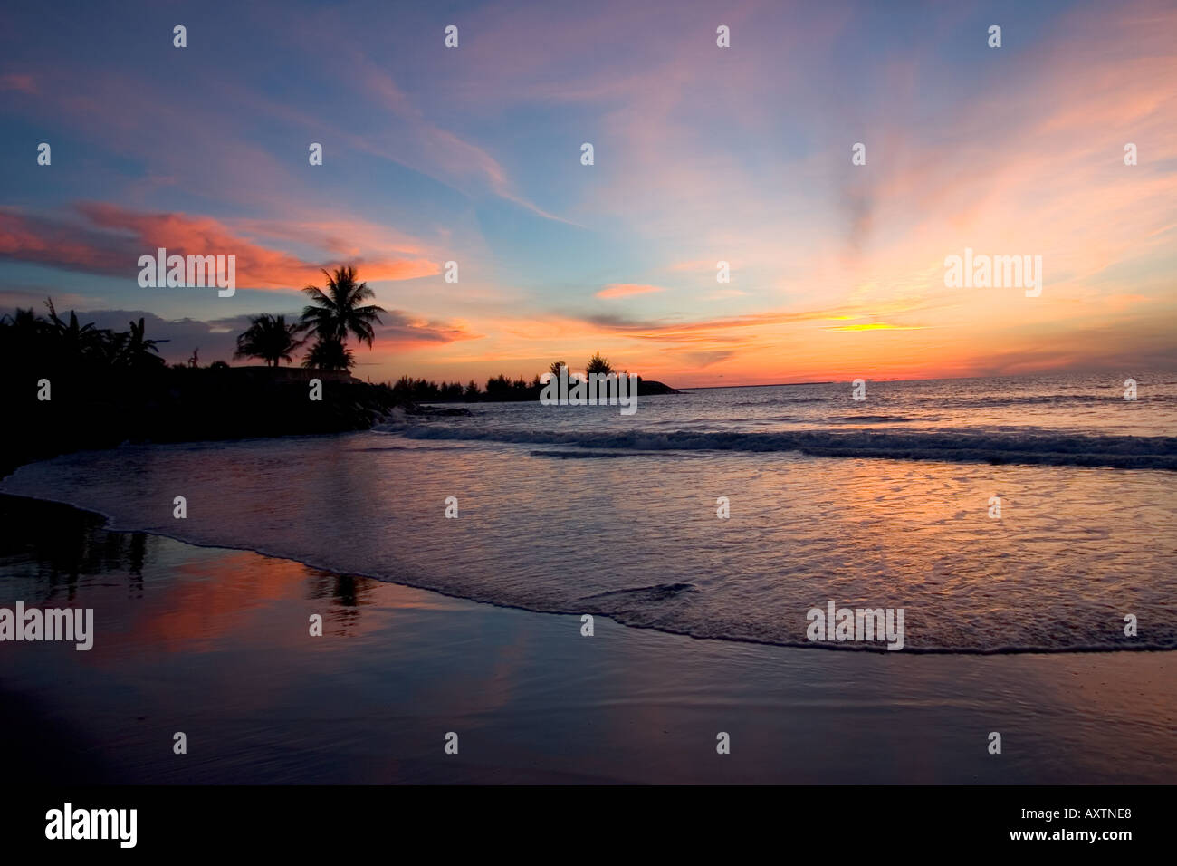 Spiaggia deserta al tramonto, Borneo, sud est asiatico Foto Stock