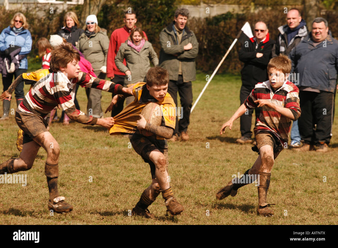 Junior partita di rugby al di sotto dei 12 i giocatori di competere nei locali di gioco di squadra in Somerset Inghilterra solo uso editoriale Foto Stock