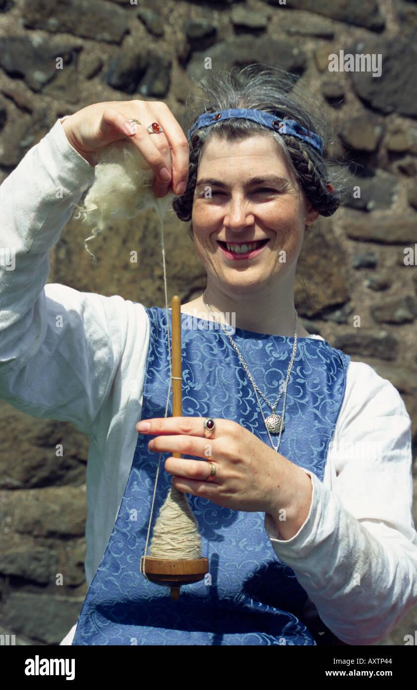 La donna la filatura della lana in una rievocazione storica Foto Stock