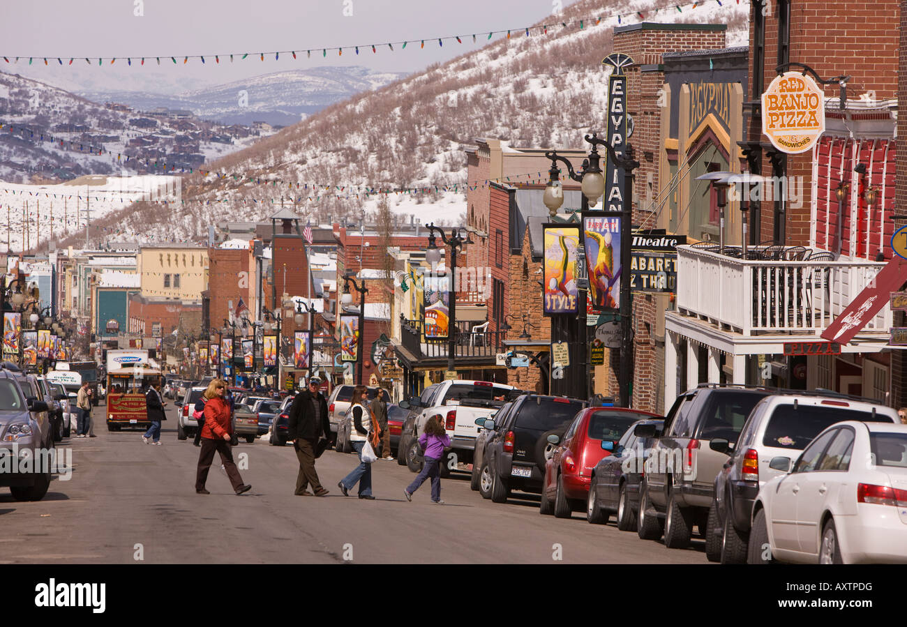 PARK CITY UTAH USA persone attraversano la strada principale. Park City, una storica città mineraria, ora è una stazione sciistica Foto Stock