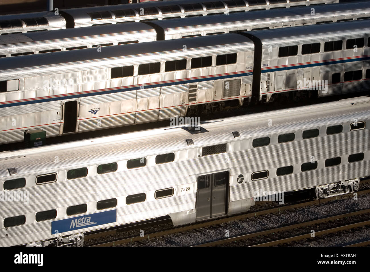 Amtrak e Metra commuter cars si riuniranno presso i cantieri in Chicago. Foto Stock