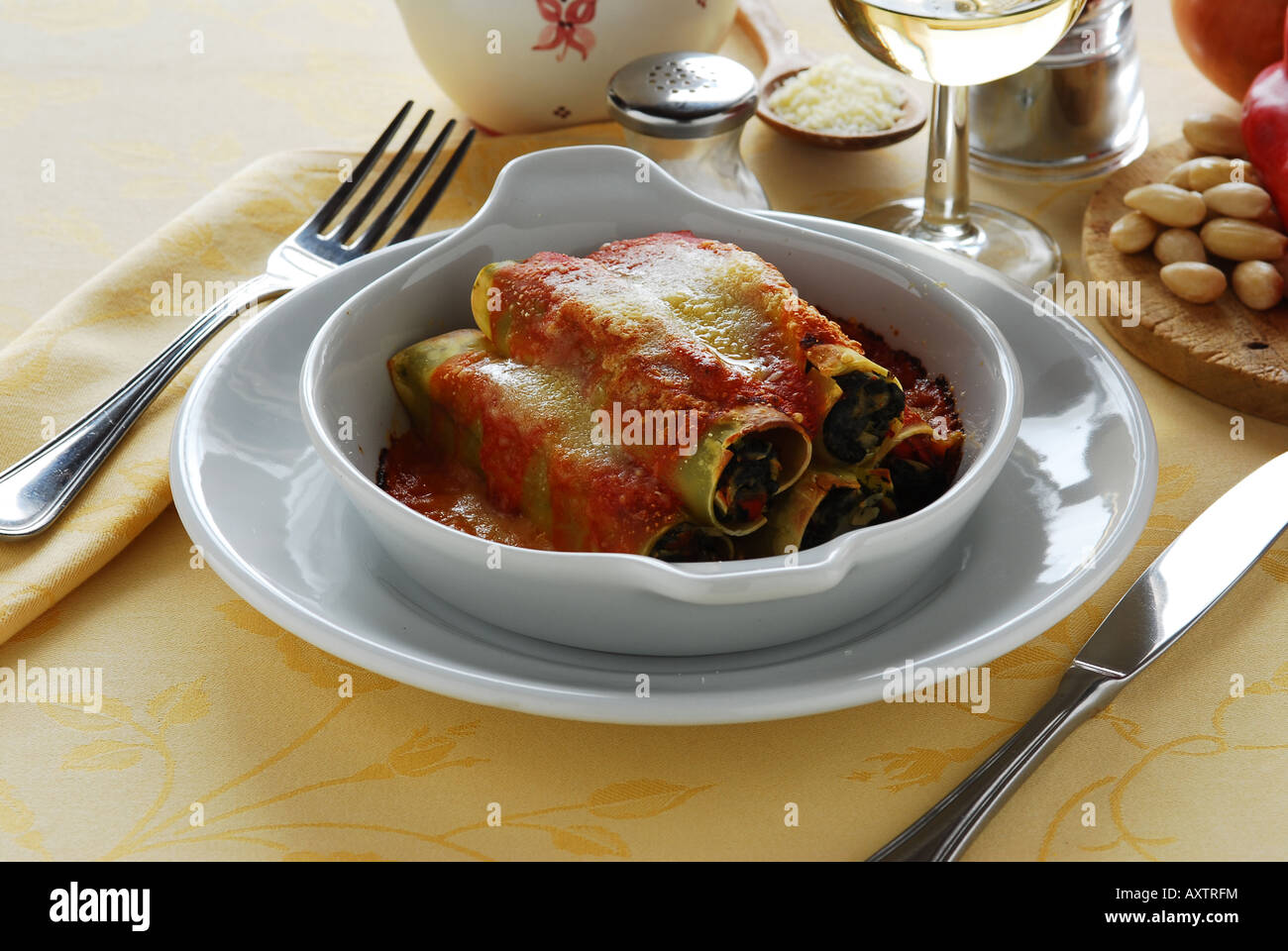 Cannelloni con spinaci e mandorle Cannelloni di spinaci e mandorle ricetta toscana - La cucina italiana Foto Stock