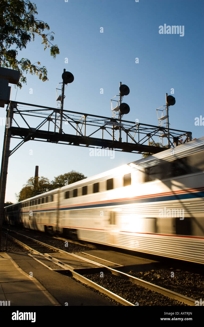 Un treno Amtrak velocità fuori di Chicago. Foto Stock