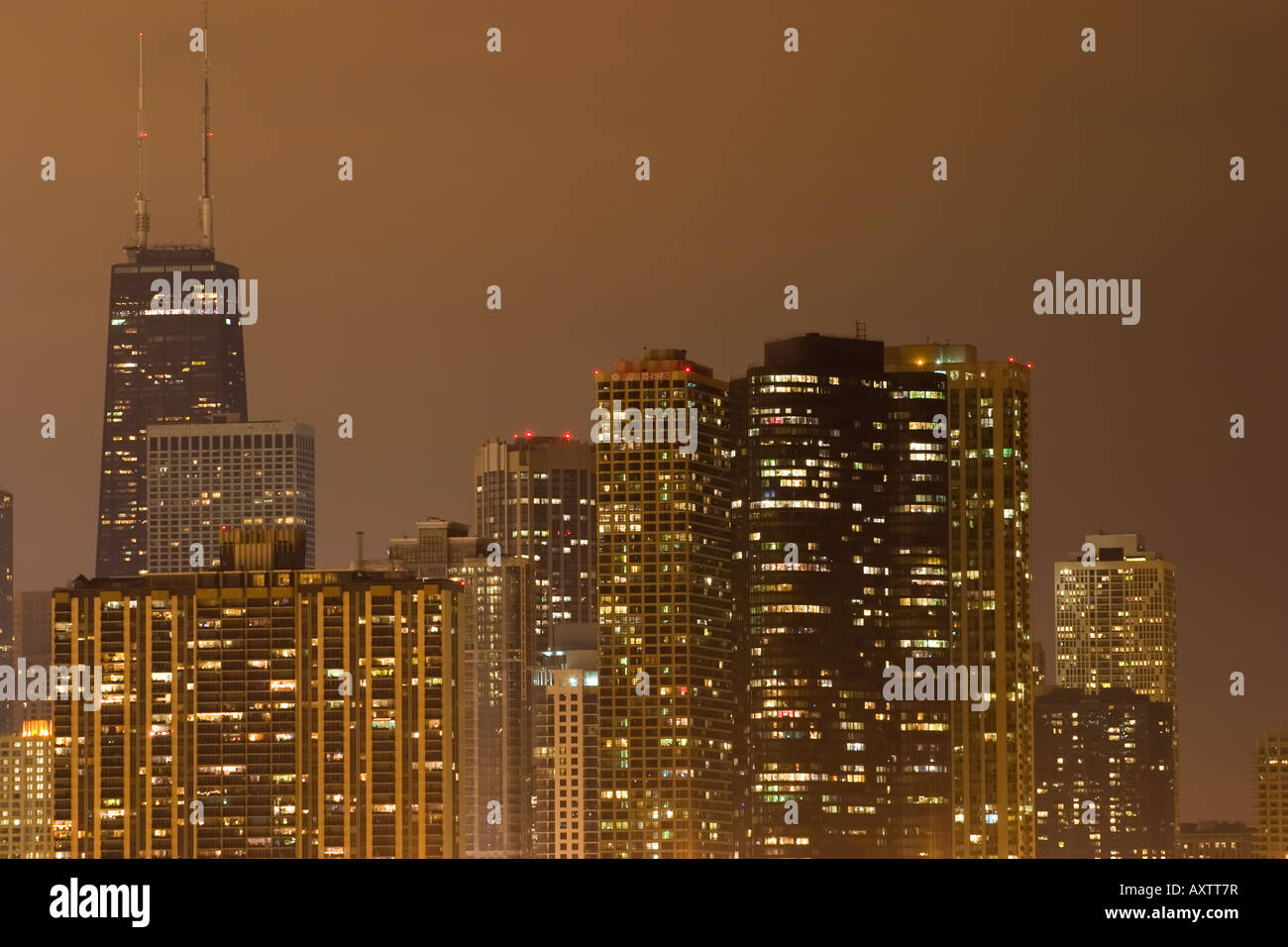 Parte sullo skyline di Chicago si illumina a tarda notte. Foto Stock
