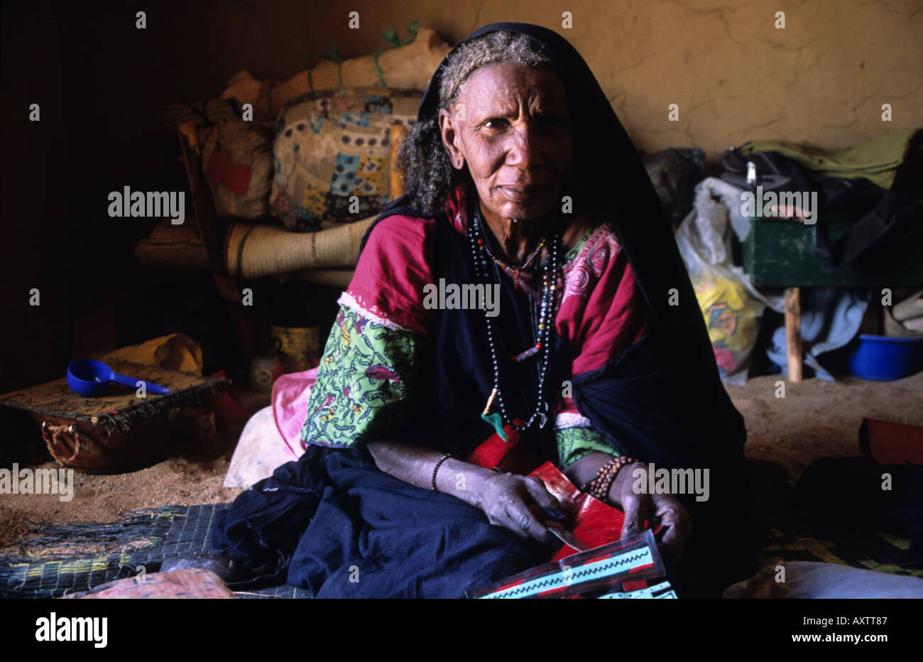 Un'anziana craftswoman Tuareg che fa i cuscini di cuoio, Kidal, Mali del Nord, Africa occidentale Foto Stock