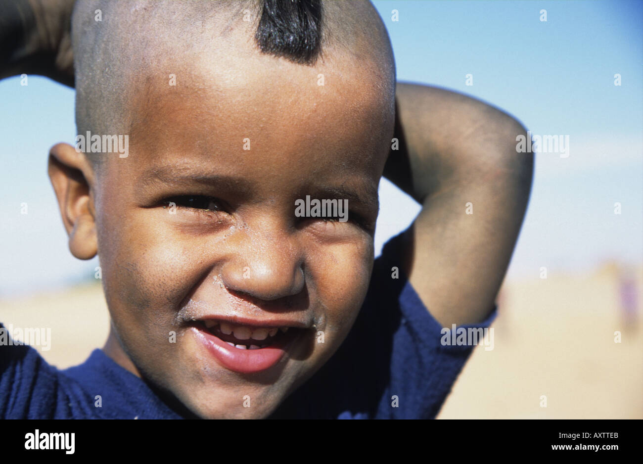 Ritratto di un sorridente ragazzo tuareg nel suo desert camp, tarbiat, Niger, Africa occidentale Foto Stock