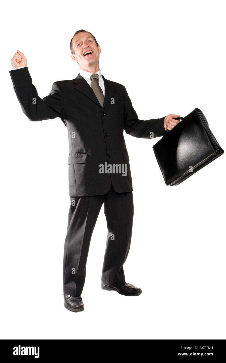 Uomo d'affari in piedi in un vestito nero che alza il suo pugno a causa di un successo. È felice del suo successo. Lo sfondo è bianco puro. Foto Stock