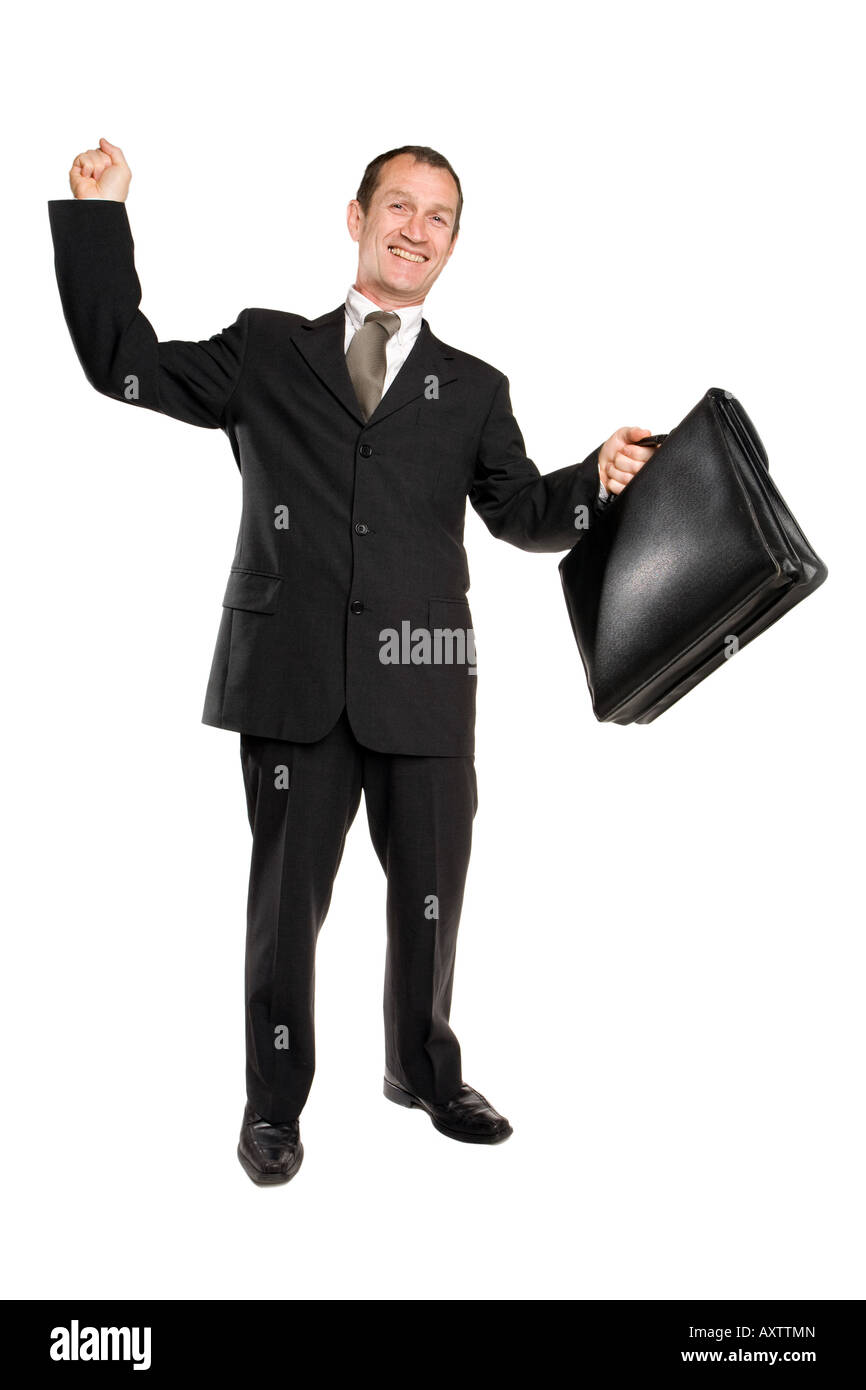 Uomo d'affari in piedi in un vestito nero che alza il suo pugno a causa di un successo. È felice del suo successo. Lo sfondo è bianco puro. Foto Stock