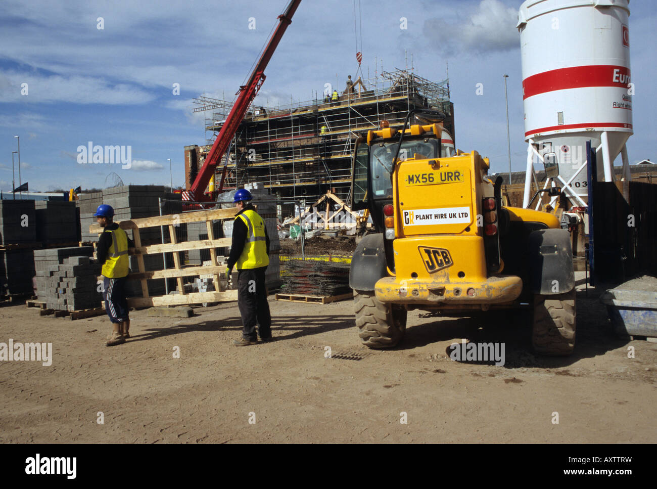 Uomini al lavoro sul sito di costruzione a Stoke-on-Trent serratura 38 proprietà di campagna Foto Stock