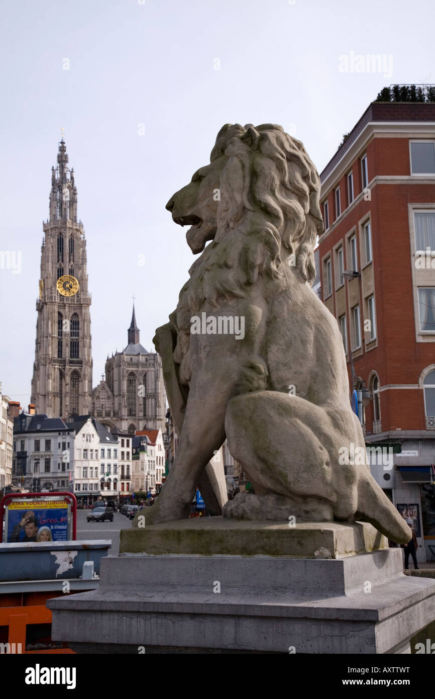 Leone di pietra statua con la Cattedrale di Nostra Signora di Anversa, in background. Il Belgio. Cattedrale di nome locale è: Onze Lieve Vrouwkerk Foto Stock