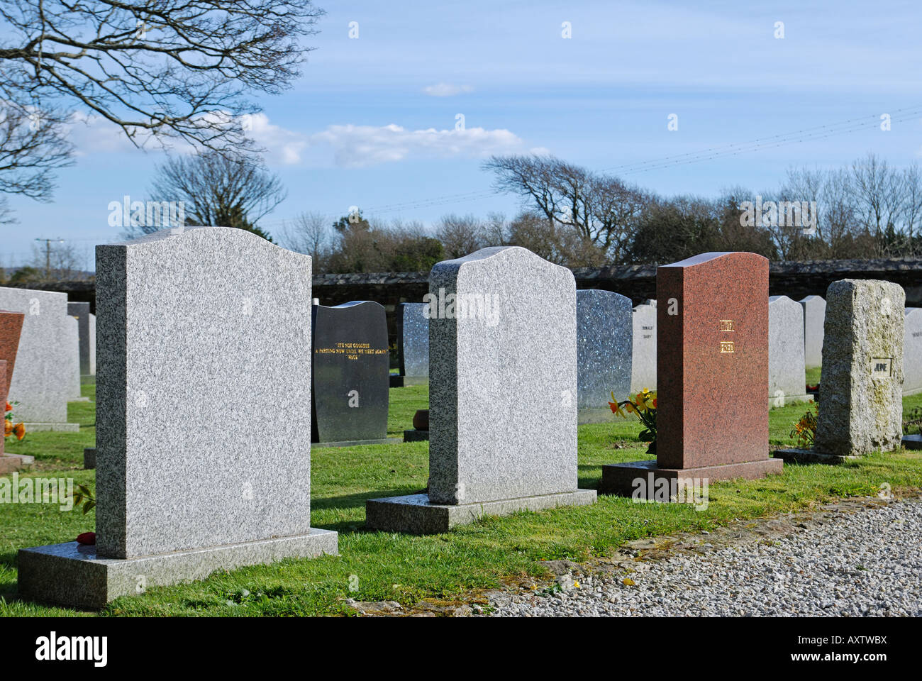 Nuovo stile lapidi in un cimitero in inglese Foto Stock