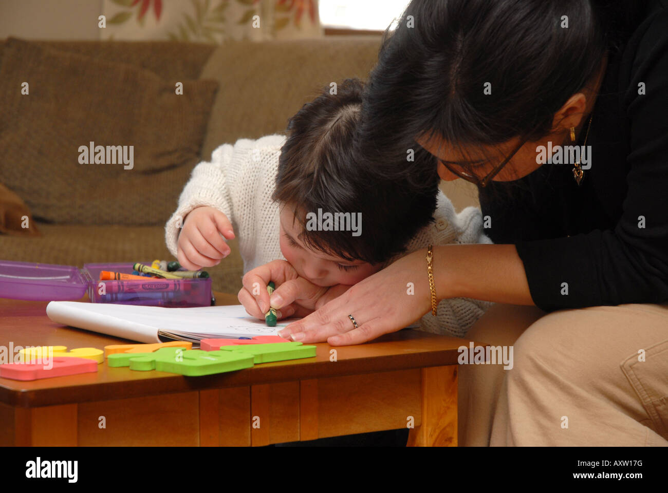 Madre ispanica homeschools suoi 2 1/2 anno vecchio toddler Foto Stock