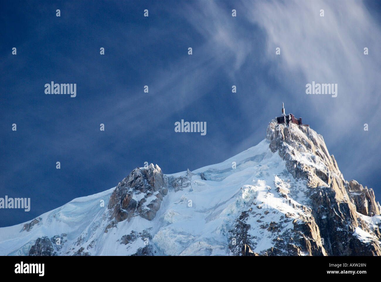 Venti alti e spettacolari nuvole sopra l'ago congelate di Aiguille du Midi (3842m), Chamonix-Mont Blanc, Francia Foto Stock