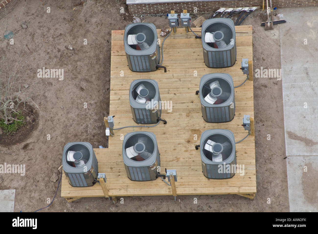Sette le unità aria condizionata su una piattaforma di legno in un cantiere. Foto Stock