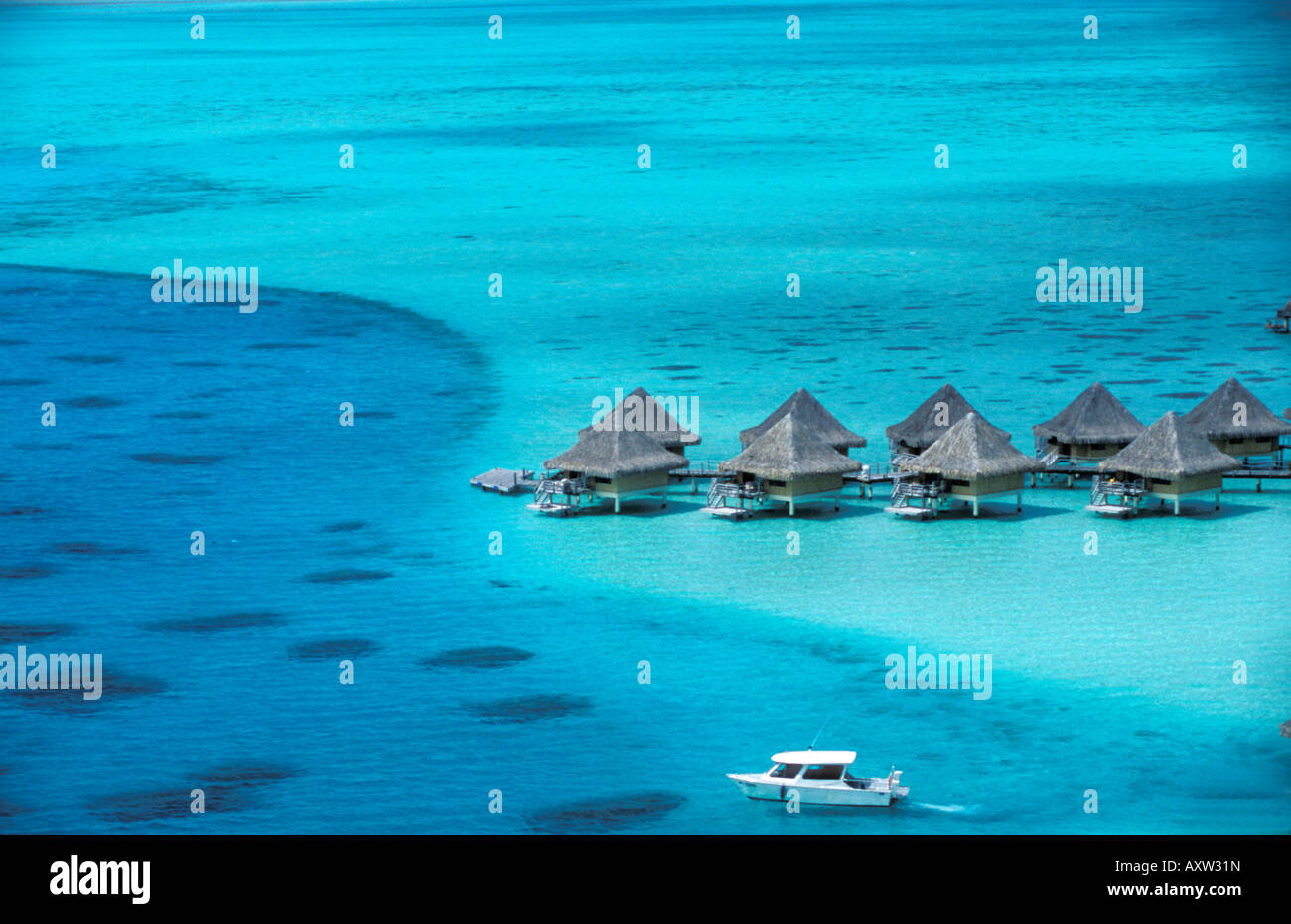 Water Bungalows su palafitte del Beachcomber Hotel Bora Bora Isole della Società Polinesia Francese Foto Stock