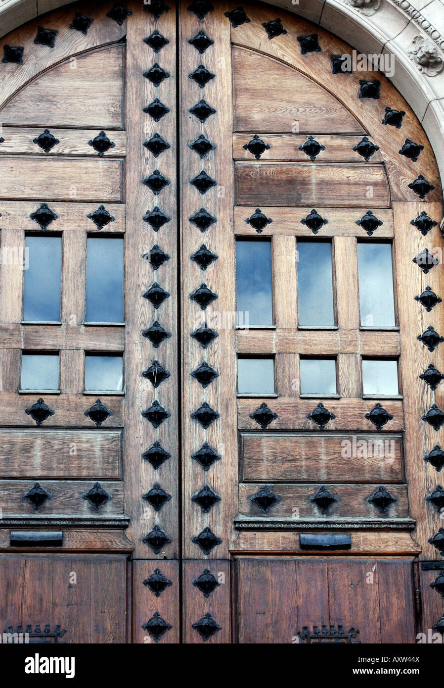 Legno massiccio porta con enorme Viti ornamentali Foto Stock