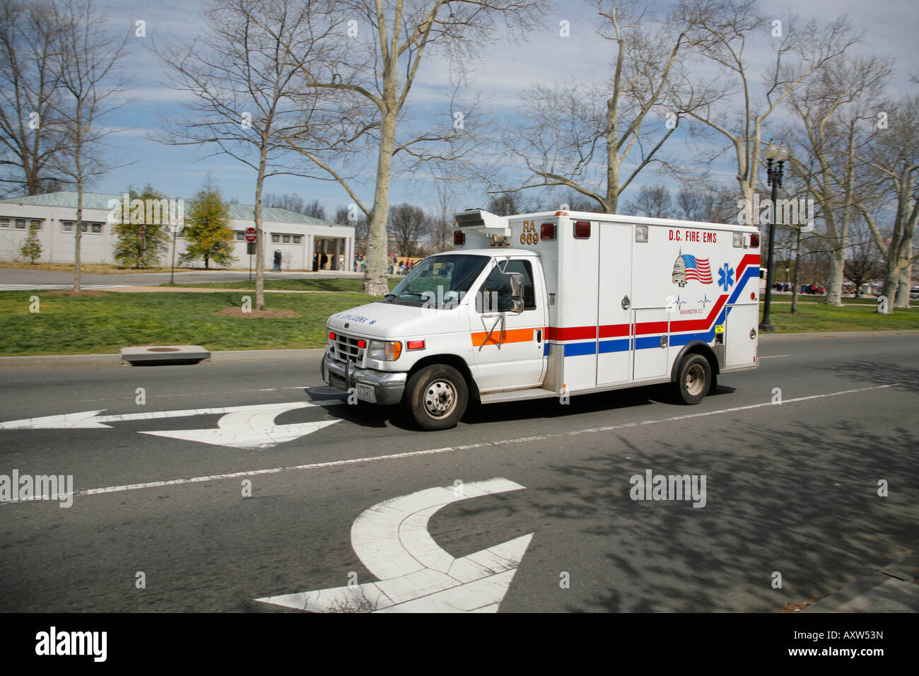 Ambulanza sulla strada, Washington DC, Stati Uniti d'America Foto Stock