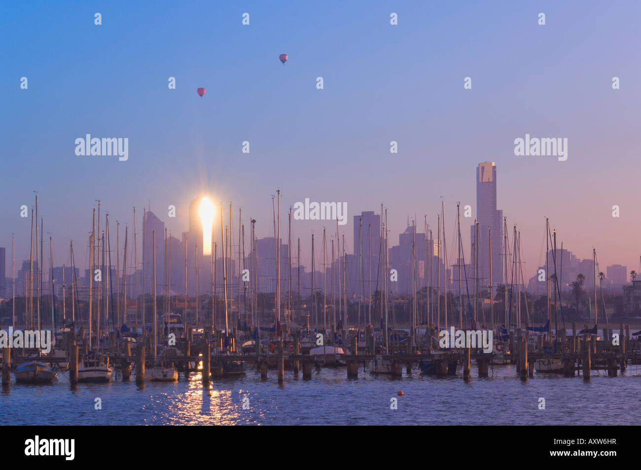St Kilda del porto e dello skyline di Melbourne, Melbourne, Victoria, Australia Pacific Foto Stock