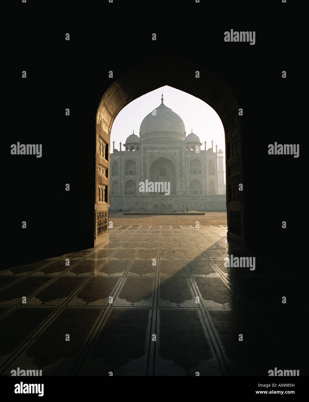 Taj Mahal, Sito Patrimonio Mondiale dell'UNESCO, visto attraverso il gateway, Agra, nello stato di Uttar Pradesh, India, Asia Foto Stock