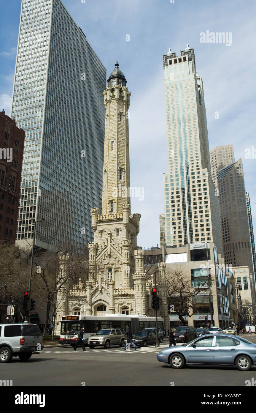La storica torre dell'acqua, vicino il John Hancock Center di Chicago, Illinois, Stati Uniti d'America Foto Stock