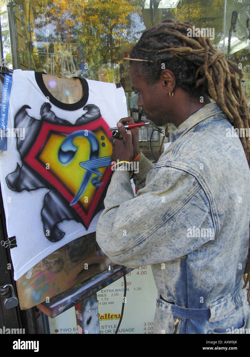 L'uomo la progettazione di una T-Shirt con aerografo verniciatura, STATI UNITI D'AMERICA, Bronx, New York Foto Stock