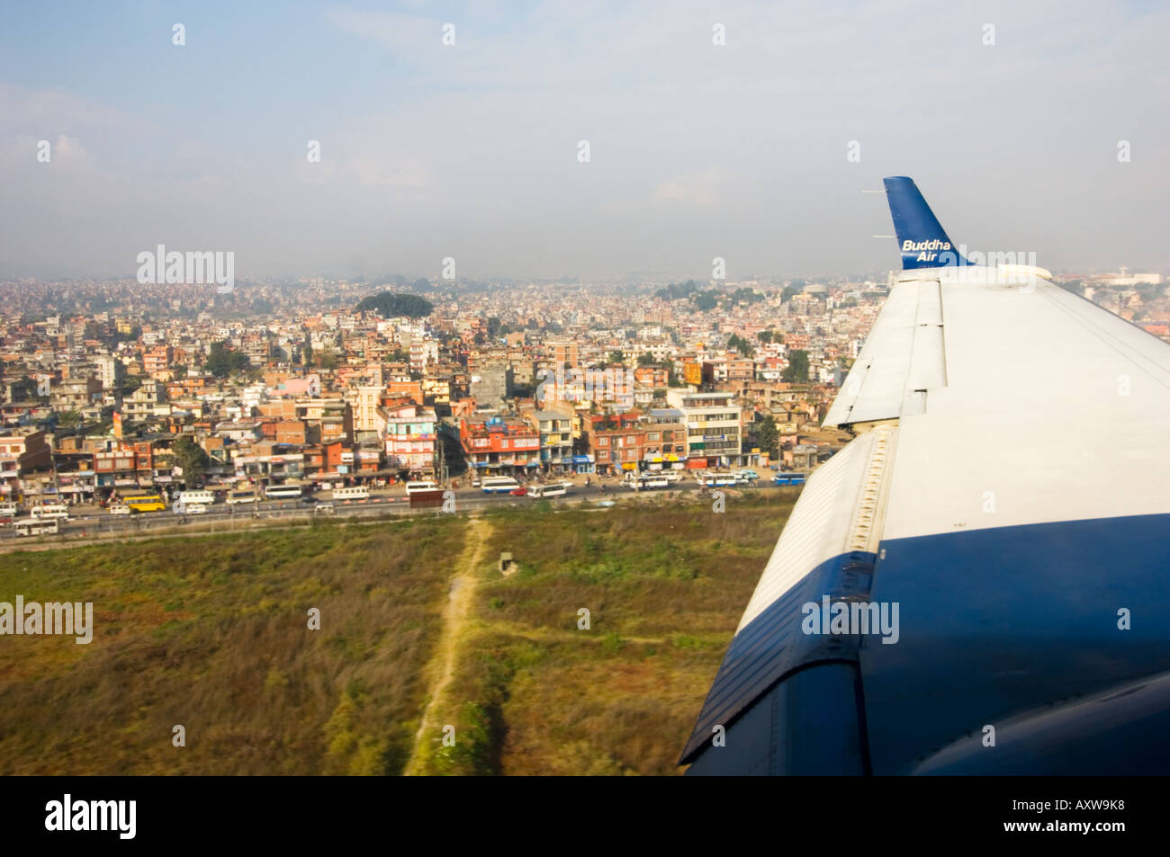 Inizio pista di atterraggio battenti su Kathmandu himalayan mountain range con ARIA DI BUDDHA bird's eye Kathmandu in Nepal ASIA Foto Stock