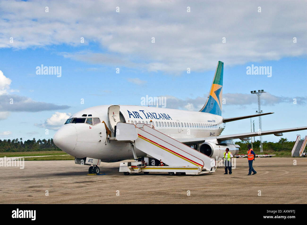 Air Tanzania aeroplano a Zanzibar International Airport, Tanzania Africa Foto Stock
