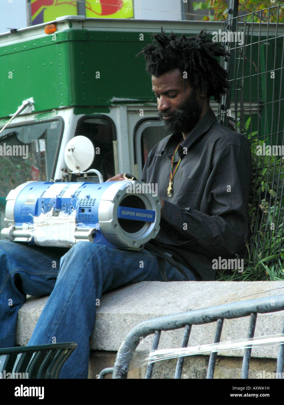 Uomo che ascolta la musica dal suo boom box di Union Square, STATI UNITI D'AMERICA, Manhattan, New York Foto Stock
