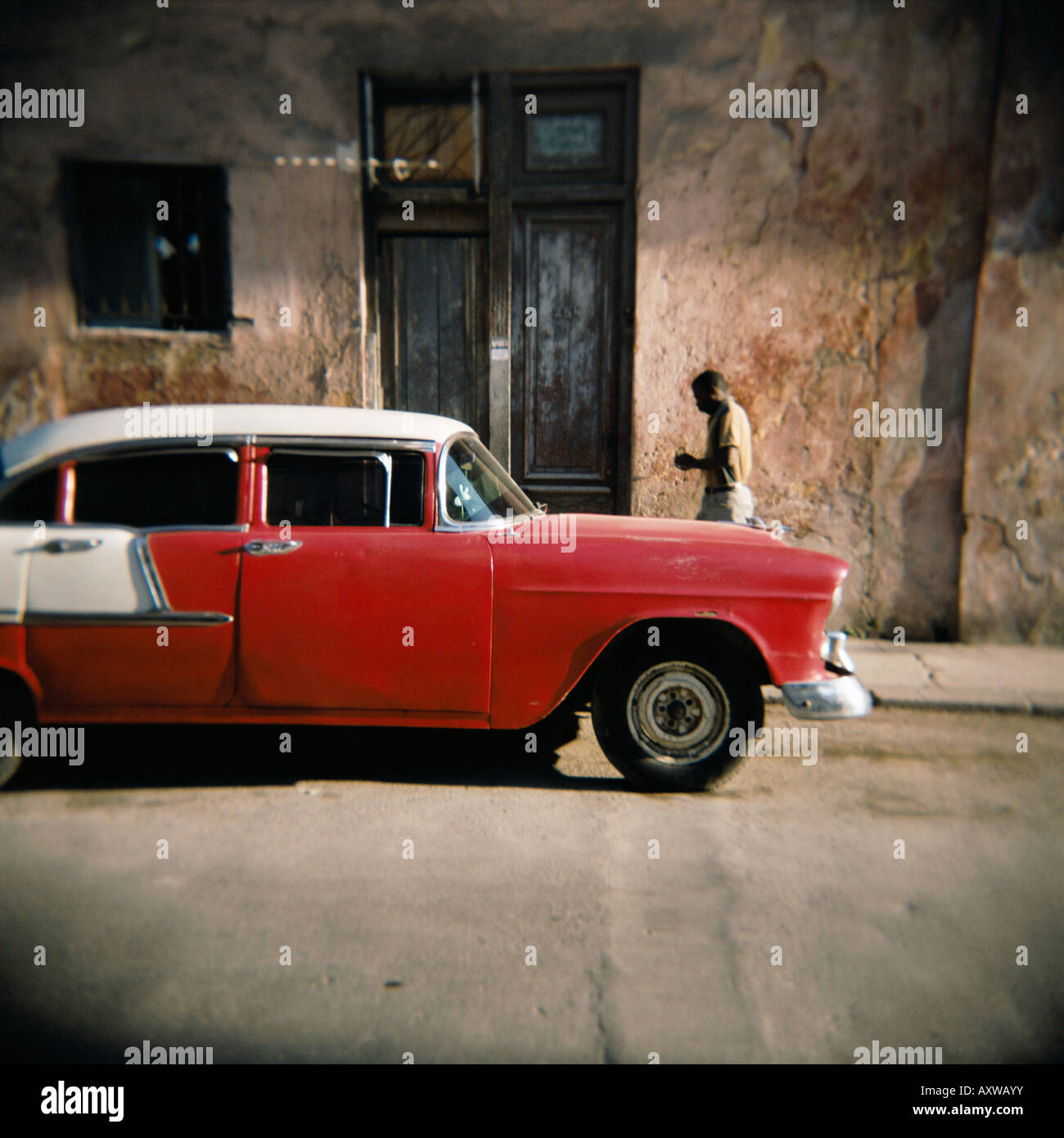Vecchia auto rossa, Havana, Cuba, West Indies, America Centrale Foto Stock